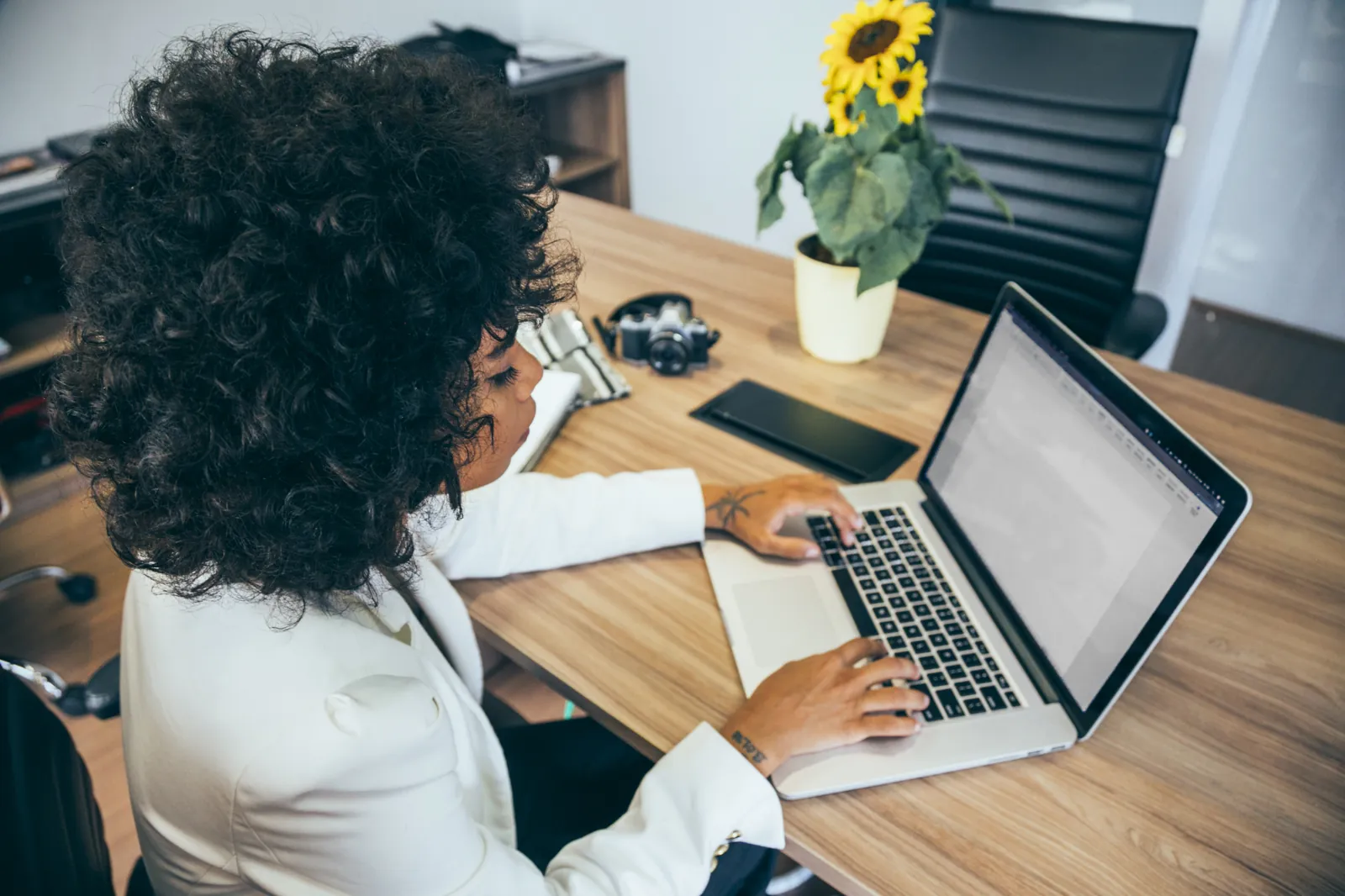 Une professionnelle concentrée à son poste de travail