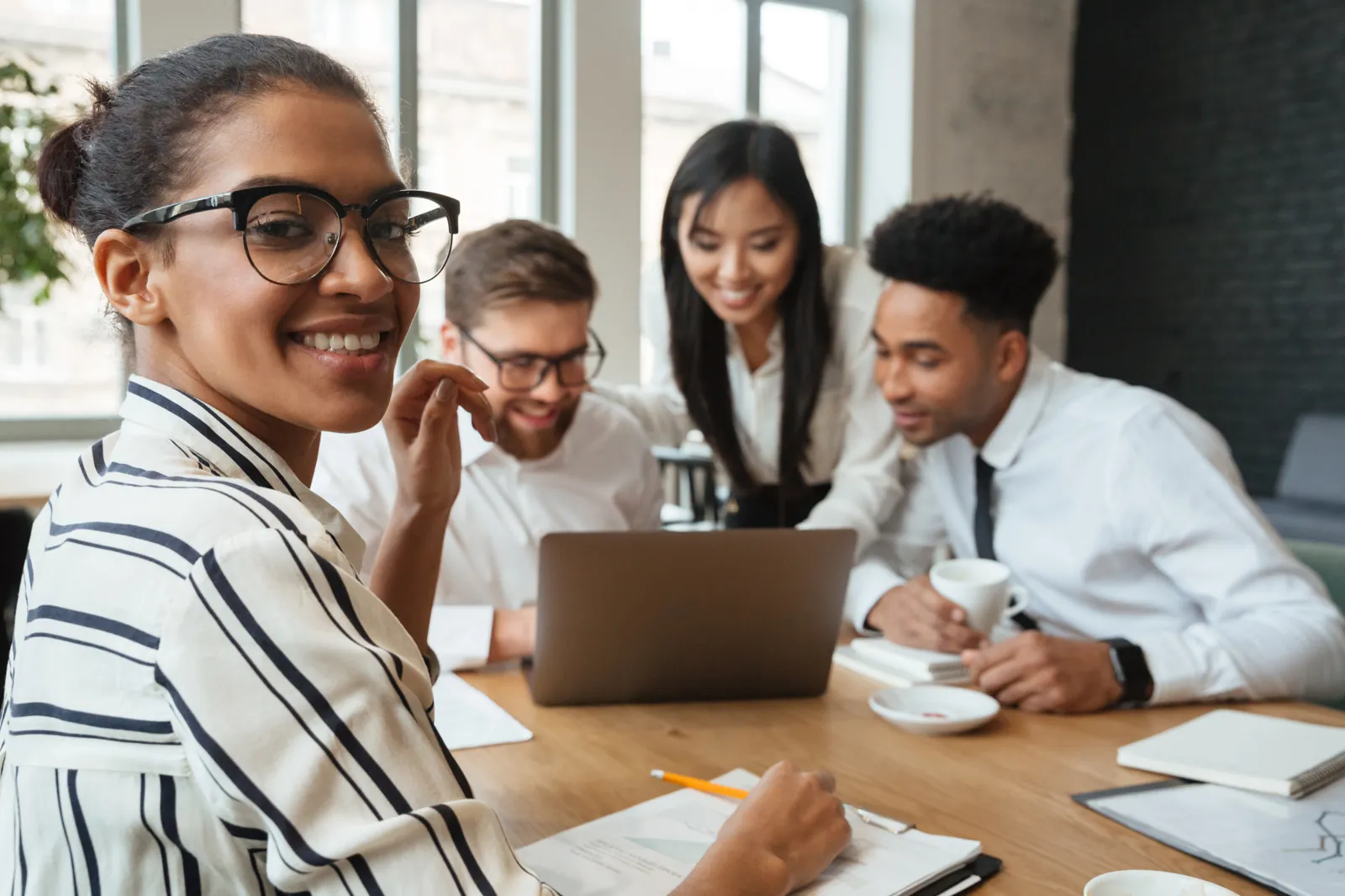 Une équipe diverse qui collabore autour d'un ordinateur