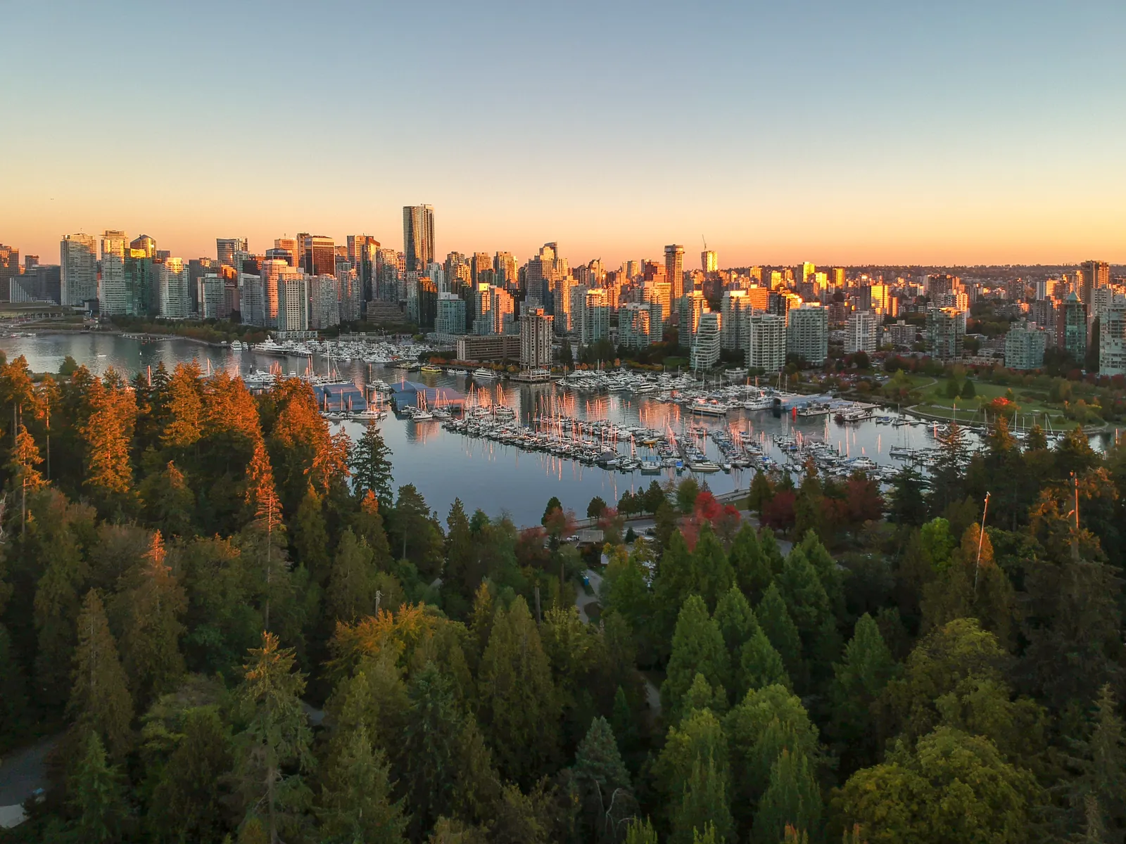 Vue aérienne du Grand Vancouver au crépuscule